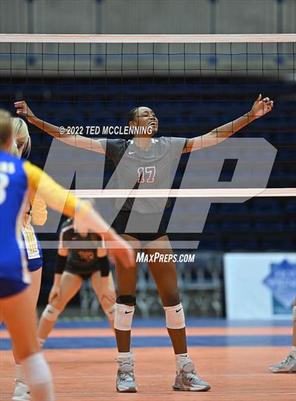 Thumbnail 2 in Benton vs. Valley View (AAA 5A State Final) photogallery.