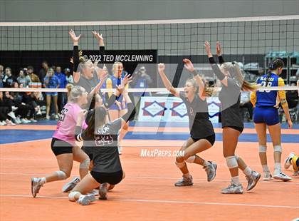 Thumbnail 1 in Benton vs. Valley View (AAA 5A State Final) photogallery.
