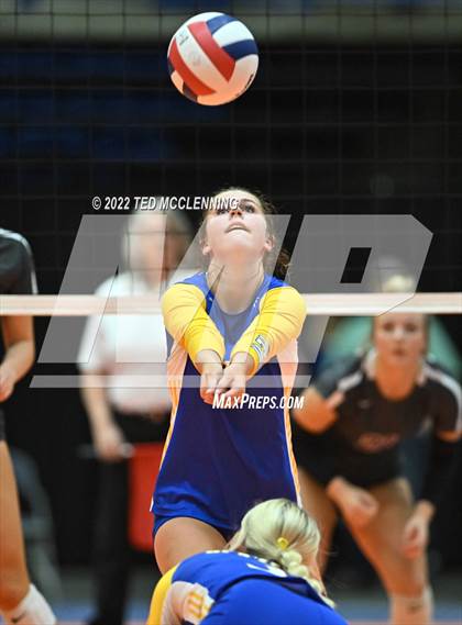 Thumbnail 1 in Benton vs. Valley View (AAA 5A State Final) photogallery.