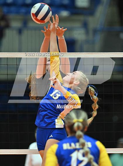 Thumbnail 1 in Benton vs. Valley View (AAA 5A State Final) photogallery.