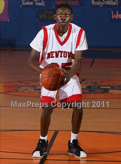 Thumbnail 1 in Newtown vs Thomas Edison (Queens Jam Christmas Classic) photogallery.