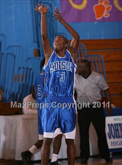 Thumbnail 1 in Newtown vs Thomas Edison (Queens Jam Christmas Classic) photogallery.