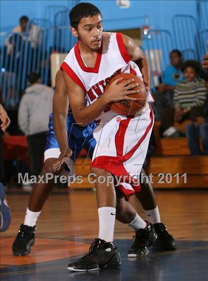 Thumbnail 1 in Newtown vs Thomas Edison (Queens Jam Christmas Classic) photogallery.