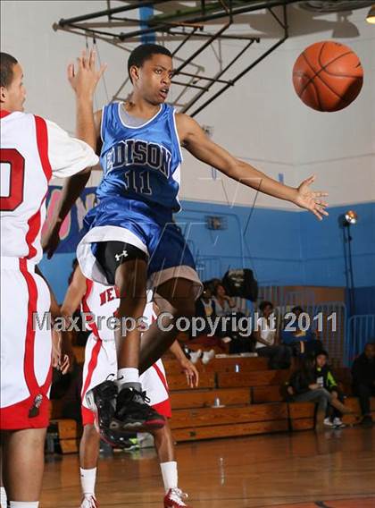 Thumbnail 1 in Newtown vs Thomas Edison (Queens Jam Christmas Classic) photogallery.