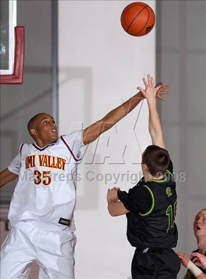 Thumbnail 3 in Simi Valley vs. Roosevelt (MaxPreps Holiday Classic) photogallery.