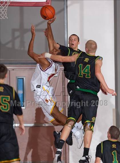 Thumbnail 3 in Simi Valley vs. Roosevelt (MaxPreps Holiday Classic) photogallery.