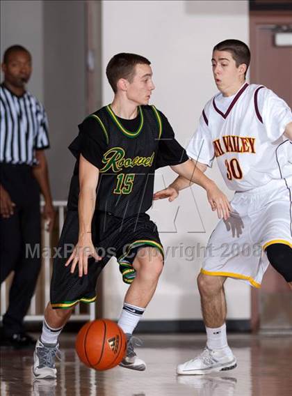 Thumbnail 3 in Simi Valley vs. Roosevelt (MaxPreps Holiday Classic) photogallery.