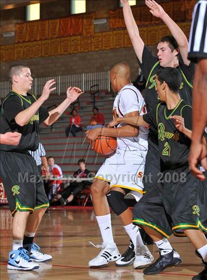 Thumbnail 2 in Simi Valley vs. Roosevelt (MaxPreps Holiday Classic) photogallery.