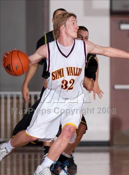 Thumbnail 2 in Simi Valley vs. Roosevelt (MaxPreps Holiday Classic) photogallery.