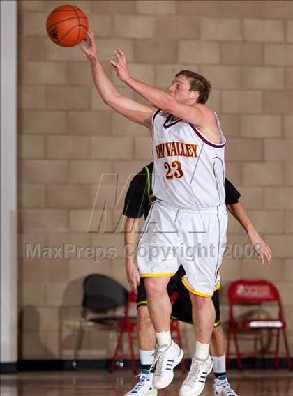 Thumbnail 1 in Simi Valley vs. Roosevelt (MaxPreps Holiday Classic) photogallery.