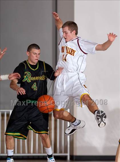 Thumbnail 3 in Simi Valley vs. Roosevelt (MaxPreps Holiday Classic) photogallery.