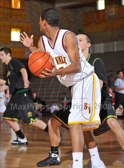 Thumbnail 1 in Simi Valley vs. Roosevelt (MaxPreps Holiday Classic) photogallery.