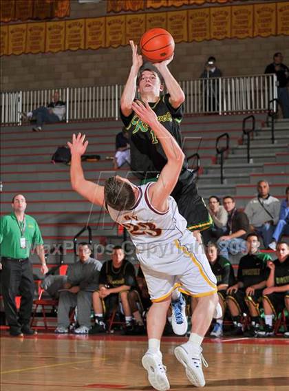 Thumbnail 2 in Simi Valley vs. Roosevelt (MaxPreps Holiday Classic) photogallery.