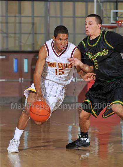Thumbnail 3 in Simi Valley vs. Roosevelt (MaxPreps Holiday Classic) photogallery.