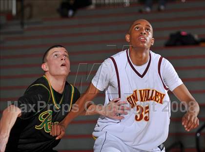 Thumbnail 3 in Simi Valley vs. Roosevelt (MaxPreps Holiday Classic) photogallery.