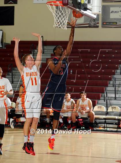 Thumbnail 2 in Mission Viejo vs. Viewpoint (MaxPreps Holiday Classic) photogallery.