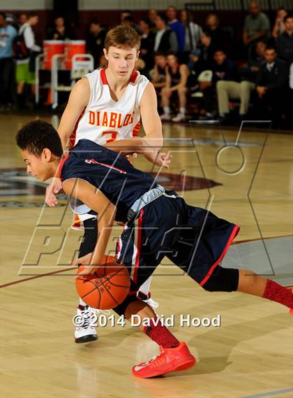 Thumbnail 2 in Mission Viejo vs. Viewpoint (MaxPreps Holiday Classic) photogallery.