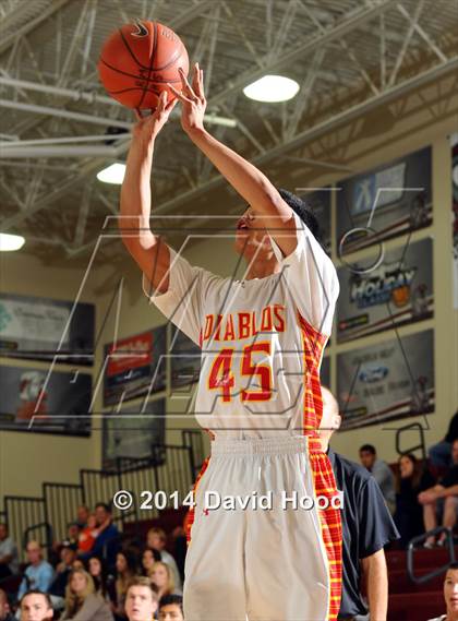 Thumbnail 3 in Mission Viejo vs. Viewpoint (MaxPreps Holiday Classic) photogallery.