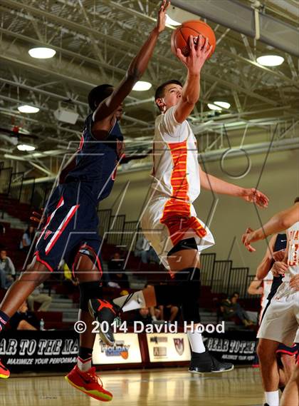 Thumbnail 2 in Mission Viejo vs. Viewpoint (MaxPreps Holiday Classic) photogallery.
