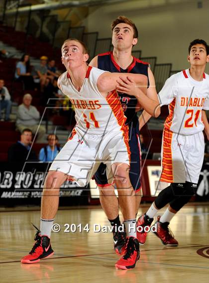 Thumbnail 2 in Mission Viejo vs. Viewpoint (MaxPreps Holiday Classic) photogallery.