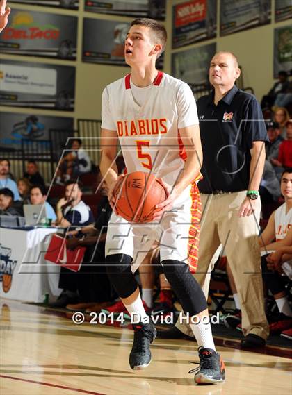 Thumbnail 3 in Mission Viejo vs. Viewpoint (MaxPreps Holiday Classic) photogallery.
