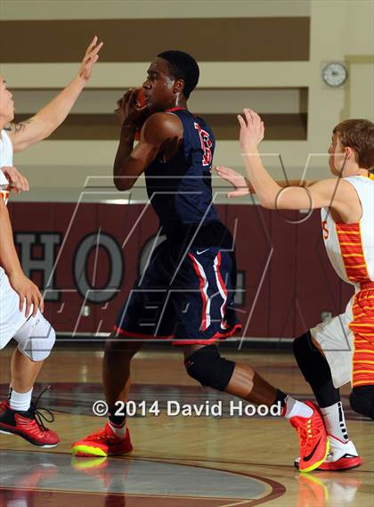 Thumbnail 3 in Mission Viejo vs. Viewpoint (MaxPreps Holiday Classic) photogallery.