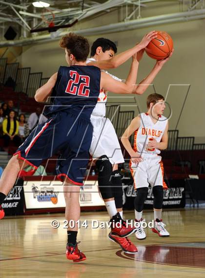 Thumbnail 3 in Mission Viejo vs. Viewpoint (MaxPreps Holiday Classic) photogallery.