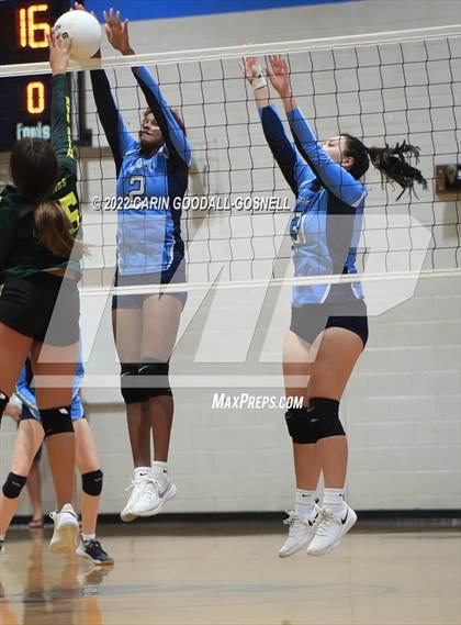 Thumbnail 3 in White Oak @ Swansboro photogallery.