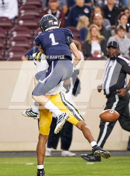 Thumbnail 2 in Fort Bend Marshall vs. Boerne-Champion (Class 5A Division II Semi-Finals) photogallery.
