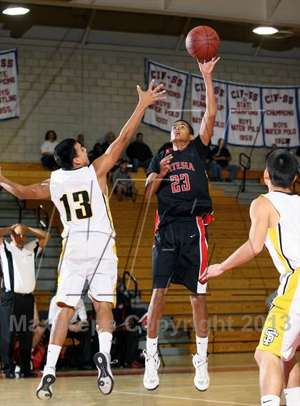 Thumbnail 2 in Santa Fe vs. Artesia (Whittier Holiday Invitational) photogallery.