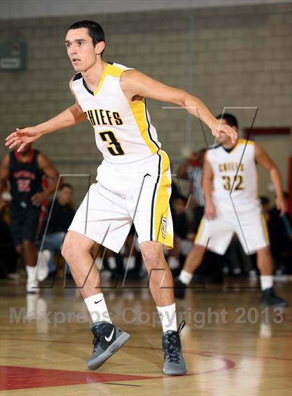 Thumbnail 2 in Santa Fe vs. Artesia (Whittier Holiday Invitational) photogallery.