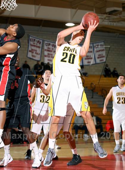 Thumbnail 2 in Santa Fe vs. Artesia (Whittier Holiday Invitational) photogallery.