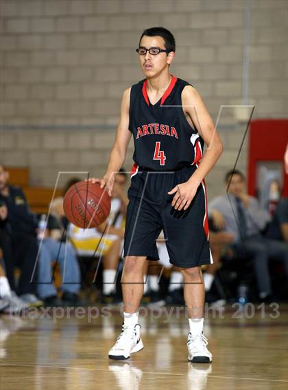 Thumbnail 2 in Santa Fe vs. Artesia (Whittier Holiday Invitational) photogallery.