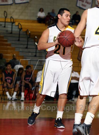 Thumbnail 2 in Santa Fe vs. Artesia (Whittier Holiday Invitational) photogallery.