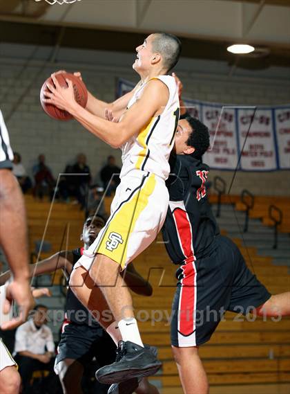 Thumbnail 2 in Santa Fe vs. Artesia (Whittier Holiday Invitational) photogallery.
