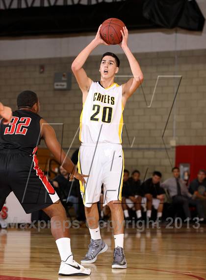 Thumbnail 1 in Santa Fe vs. Artesia (Whittier Holiday Invitational) photogallery.