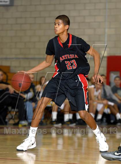 Thumbnail 3 in Santa Fe vs. Artesia (Whittier Holiday Invitational) photogallery.
