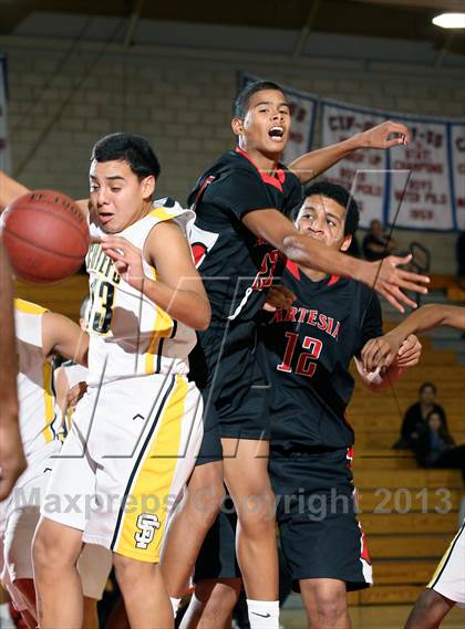 Thumbnail 3 in Santa Fe vs. Artesia (Whittier Holiday Invitational) photogallery.