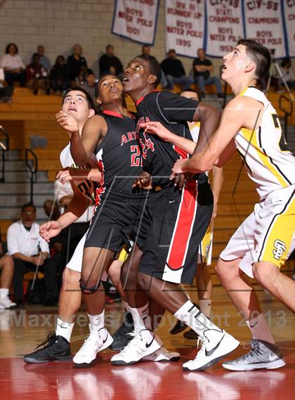 Thumbnail 3 in Santa Fe vs. Artesia (Whittier Holiday Invitational) photogallery.