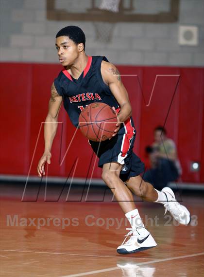 Thumbnail 1 in Santa Fe vs. Artesia (Whittier Holiday Invitational) photogallery.