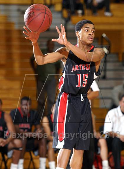 Thumbnail 1 in Santa Fe vs. Artesia (Whittier Holiday Invitational) photogallery.