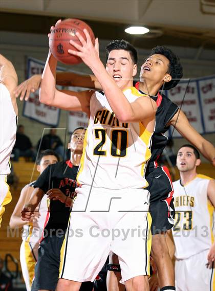 Thumbnail 3 in Santa Fe vs. Artesia (Whittier Holiday Invitational) photogallery.