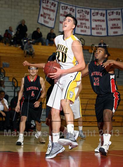 Thumbnail 2 in Santa Fe vs. Artesia (Whittier Holiday Invitational) photogallery.