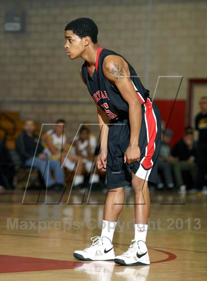 Thumbnail 2 in Santa Fe vs. Artesia (Whittier Holiday Invitational) photogallery.