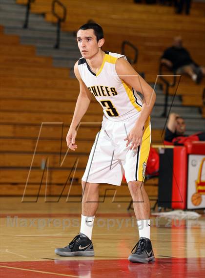 Thumbnail 3 in Santa Fe vs. Artesia (Whittier Holiday Invitational) photogallery.
