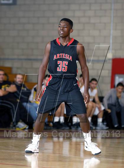 Thumbnail 1 in Santa Fe vs. Artesia (Whittier Holiday Invitational) photogallery.