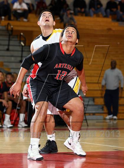 Thumbnail 2 in Santa Fe vs. Artesia (Whittier Holiday Invitational) photogallery.