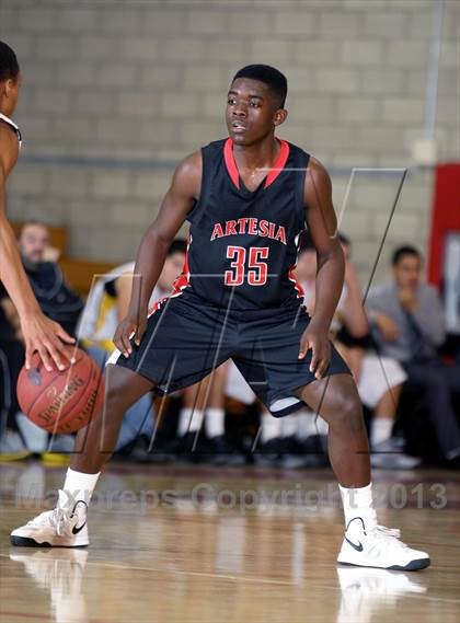 Thumbnail 1 in Santa Fe vs. Artesia (Whittier Holiday Invitational) photogallery.