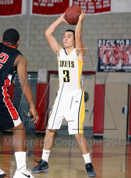 Thumbnail 3 in Santa Fe vs. Artesia (Whittier Holiday Invitational) photogallery.
