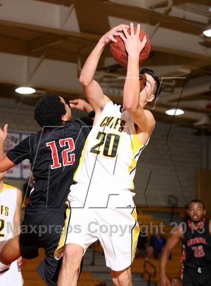Thumbnail 3 in Santa Fe vs. Artesia (Whittier Holiday Invitational) photogallery.